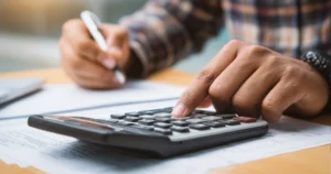 Mann berechnet Kosten für Druckluft